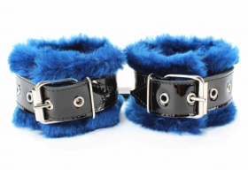 
Синие меховые наручники с ремешками из лакированной кожи фото в интим магазине Love Boat