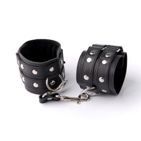 
Чёрные наручники с клёпками фото в интим магазине Love Boat