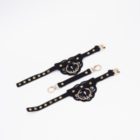 Черные кожаные оковы с резными узорами и клепками