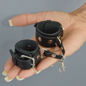 Черный кожаный брелок в виде наручников