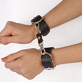 Чёрные наручники  Новичок  на карабинах
