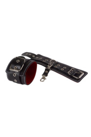 
Чёрные кожаные наручники с контрастной строчкой и красной изнанкой фото в интим магазине Love Boat