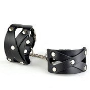 
Черные кожаные наручники  Цезарь  с цепочкой на карабинах фото в интим магазине Love Boat