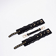 
Черный кожаные оковы с узорами и золотистой фурнитурой фото в интим магазине Love Boat