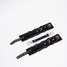 
Черный кожаные оковы с узорами и золотистой фурнитурой фото в интим магазине Love Boat