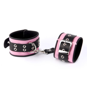 
Розово-чёрные наручники с ремешком с двумя карабинами на концах фото в интим магазине Love Boat