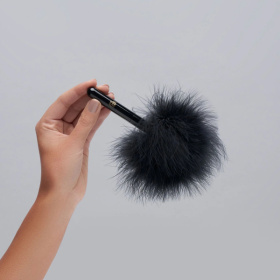 Черная перьевая кисточка с гладкой ручкой Caressing Feather