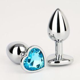 Серебристая анальная пробка с голубым кристаллом в форме сердца - 7 см. фото в интим магазине Love Boat
