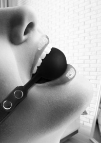 
Черный кляп-шарик Silicone Ball Gag with Adjustable Bonded Leather Straps фото в интим магазине Love Boat