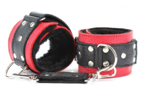 
Красно-чёрные кожаные наручники с меховым подкладом фото в интим магазине Love Boat