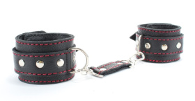 
Черные наручники из натуральной кожи с красной строчкой фото в интим магазине Love Boat