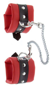 
Красно-чёрные наручники на металлической цепочке фото в интим магазине Love Boat