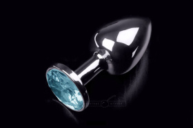 Маленькая серебристая анальная пробка с круглым кончиком и голубым кристаллом - 7 см. фото в интим магазине Love Boat