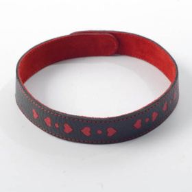 
Чёрный ошейник с красными сердечками фото в интим магазине Love Boat