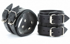 
Черные широкие кожаные оковы с двумя пряжками фото в интим магазине Love Boat