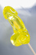 Желтый леденец в форме фаллоса со вкусом манго