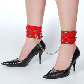 
Кожаные красные оковы с цепочкой фото в интим магазине Love Boat