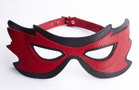 
Красно-чёрная маска на глаза с разрезами фото в интим магазине Love Boat
