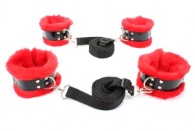 
Черно-красный набор для фиксации на кровати с мехом фото в интим магазине Love Boat