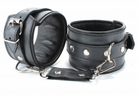 
Черные кожаные наручники с металлическими клепками фото в интим магазине Love Boat