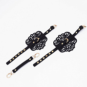 
Черный фигурные оковы с золотистой фурнитурой фото в интим магазине Love Boat