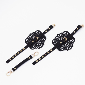 
Черный фигурные оковы с золотистой фурнитурой фото в интим магазине Love Boat