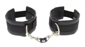 
Чёрные полиуретановые наручники Luxurious Handcuffs фото в интим магазине Love Boat