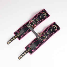 
Черные кожаные оковы с розовой строчкой фото в интим магазине Love Boat