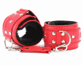 
Красные кожаные наручники с меховым подкладом фото в интим магазине Love Boat