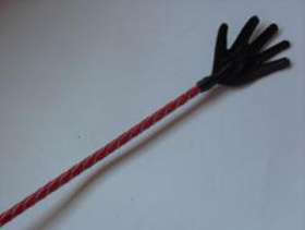 
Длинный плетённый стек с наконечником-ладошкой и красной рукоятью - 85 см. фото в интим магазине Love Boat