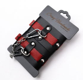 
Черно-красные кожаные наручники на металлической сцепке фото в интим магазине Love Boat