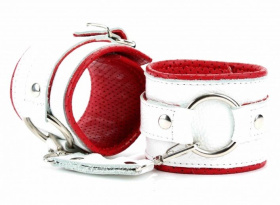 
Бело-красные кожаные наручники с кольцом фото в интим магазине Love Boat
