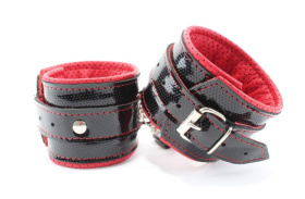 
Чёрно-красные лаковые перфорированные наручники фото в интим магазине Love Boat
