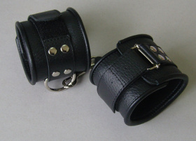 
Чёрные кожаные наручники с ремешком с двумя карабинами фото в интим магазине Love Boat