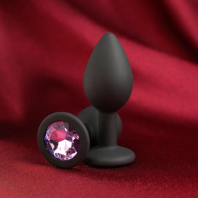 Черная анальная пробка с лиловым кристаллом - 7,2 см. фото в интим магазине Love Boat