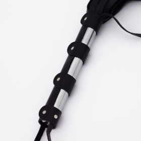 Черный кожаный флоггер со стальной ручкой - 45 см.