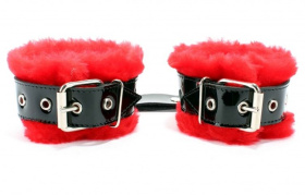 
Красные меховые наручники с ремешками из лакированной кожи фото в интим магазине Love Boat