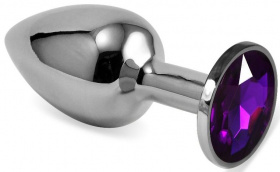 Серебристая гладкая анальная пробка с фиолетовым кристаллом - 5,5 см. фото в интим магазине Love Boat