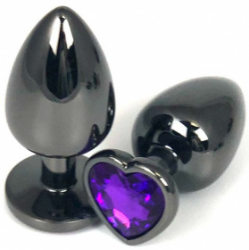 Черная металлическая анальная пробка с фиолетовым стразом-сердечком - 6,5 см. фото в интим магазине Love Boat